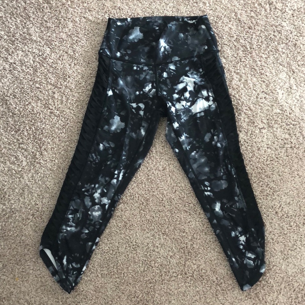Lululemon Sunshine Salutation Crop